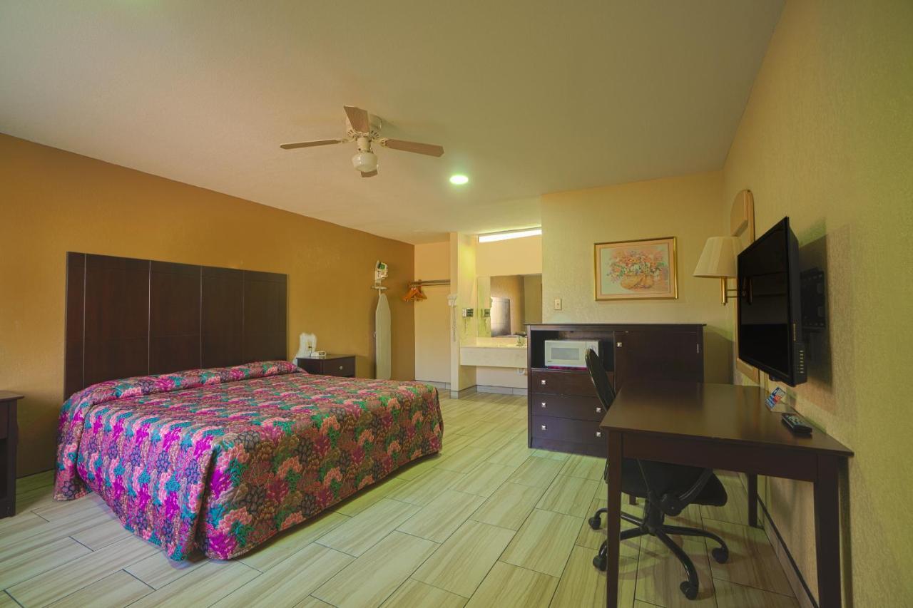 Texas Inn San Benito Near Harlingen Экстерьер фото