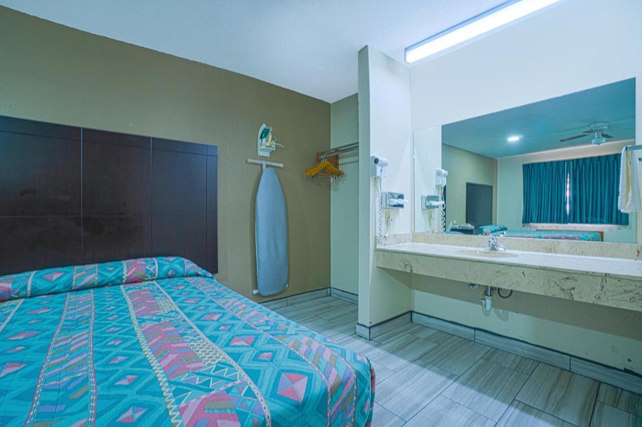 Texas Inn San Benito Near Harlingen Экстерьер фото
