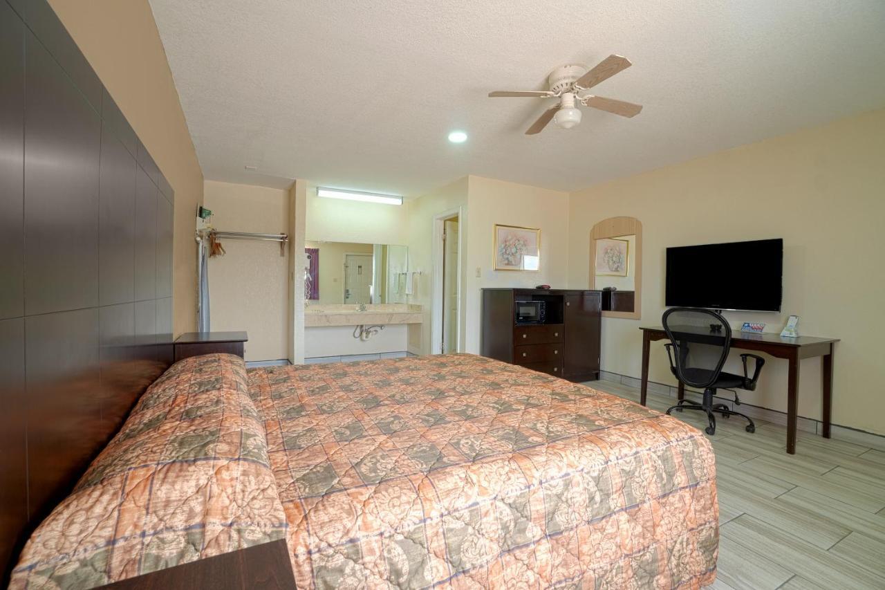 Texas Inn San Benito Near Harlingen Экстерьер фото