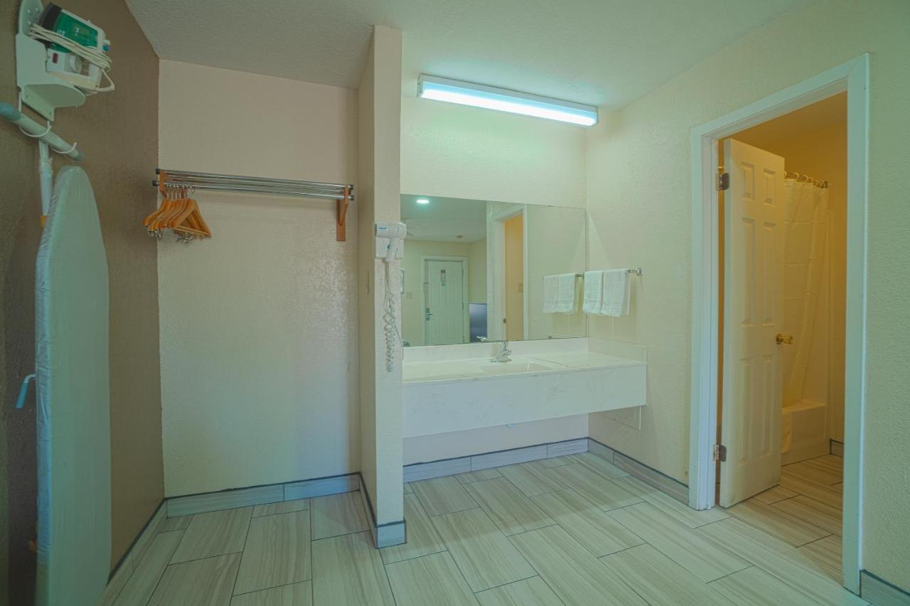 Texas Inn San Benito Near Harlingen Экстерьер фото